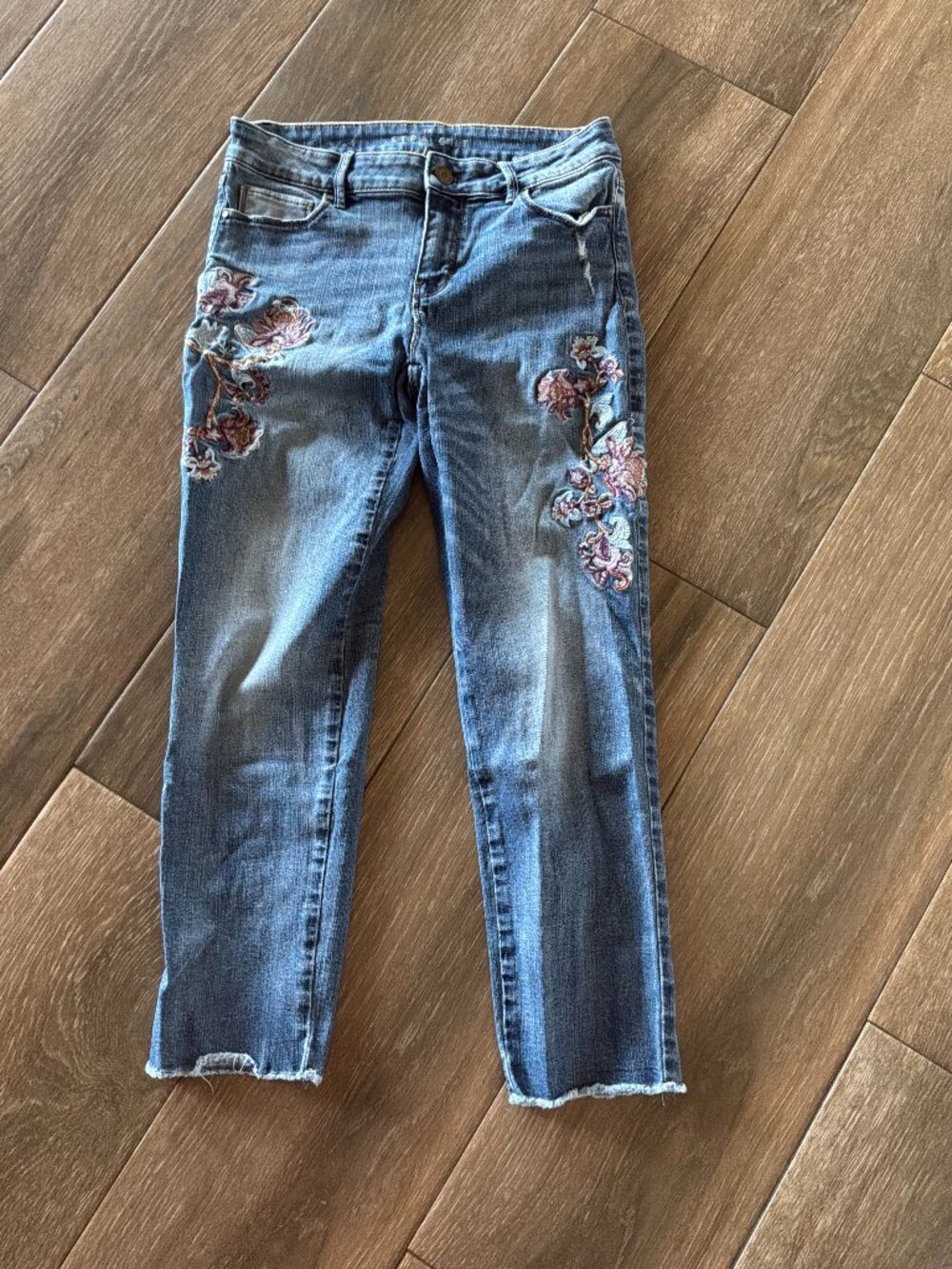 WHBM the girlsfriend embellished embroidered straight leg jeans size 4